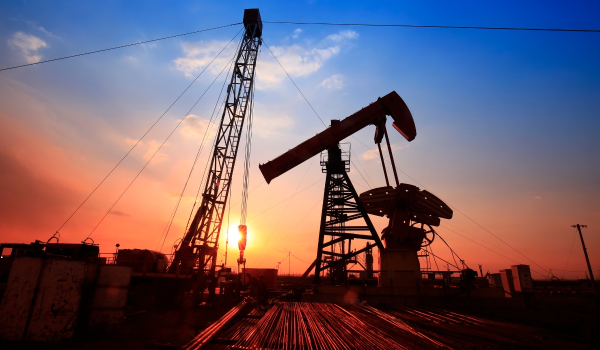 مقدمة عن صناعة النفط والغاز – الأساس الحيوي للطاقة العالمية رسم توضيحي يشرح صناعة النفط والغاز عبر المنبع والوسط والمصب مع حلول الأمن والتقنيات الحديثة.