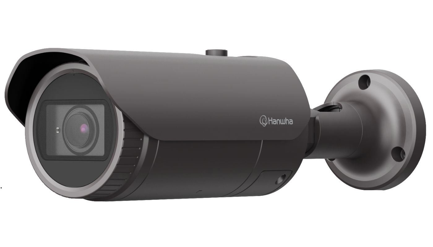 كاميرا Hanwha Vision QNO-8080R الذكية مثبتة للمراقبة الداخلية والخارجية لتعزيز الأمان