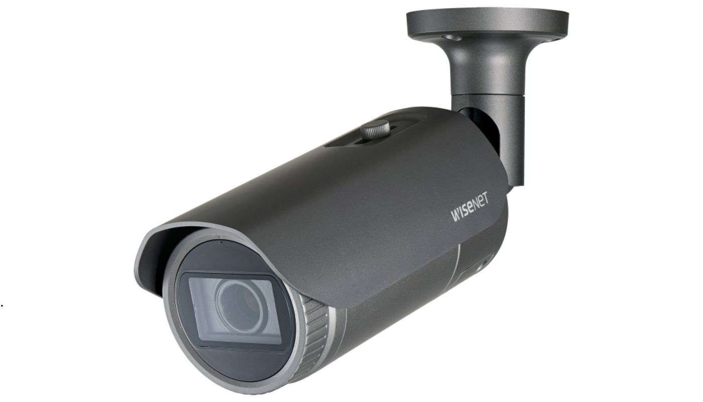 كاميرا QNO-8080R من Hanwha Vision مثبتة للرقابة الذكية والدعم الأمني من ساك للتوزيع