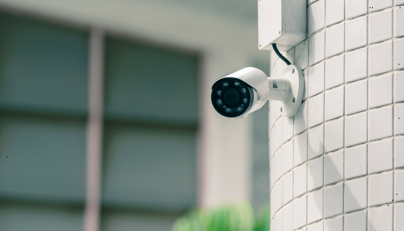 Outdoor Installation of XNP-6371RH Hanwha XNP-6371RH installed in outdoor security environment